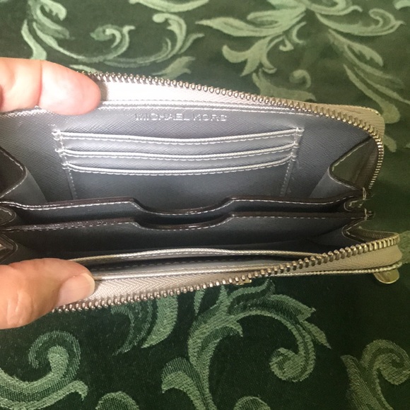 MICHAEL KORS METALLIC SILVER LEATHER WRISTLET WALLET Logo MK - Picture 7 of 9